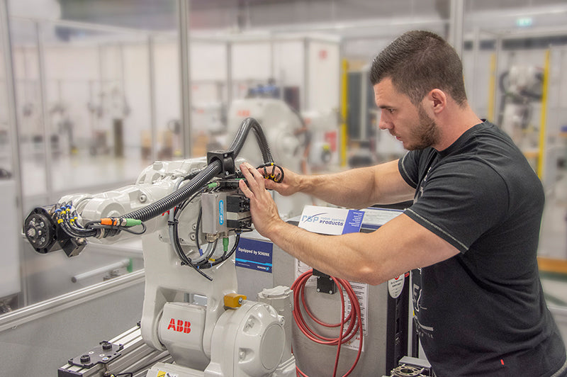 Robot System Products est un leader mondial dans les accessoires pour robots industriels, reconnu pour la qualité, la fiabilité et l’innovation de ses solutions. Grâce à une gamme complète de changeurs d’outils, unités rotatives, ensembles de flexibles et modules de calibration, RSP améliore la flexibilité, la précision et la durée de vie des robots dans les environnements de production les plus exigeants. Tous les produits sont conçus en Suède avec des standards élevés de fabrication, intégrant des technol