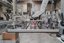 Load image into Gallery viewer, Optimisez vos opérations de palettisation et dépalettisation avec le LayerGripper GlassGripper de UniGripper, une solution de préhension avancée spécialement conçue pour la manipulation de couches contenant des produits en verre : bouteilles, flacons, bocaux, etc.
